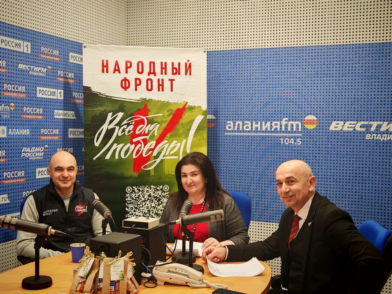 Ведущие Залина Налдикоева и Казбек Лалиев и сопредседатель регионального штаба Народного фронта Руслан Цагараев говорят об активном участии Северной Осетии в проекте "Все для победы"