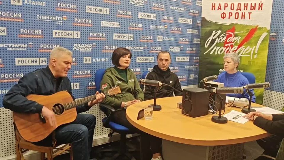 Героями не рождаются, Героями становятся: финальный аккорд радиомарафона в поддержку проекта Народного фронта "Всё для победы" уже по традиции исполняет заслуженный артист Северной Осетии Александр Коренюгин