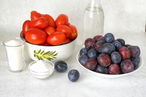 Незабываемый вкус консервированных помидоров со сливой на зиму