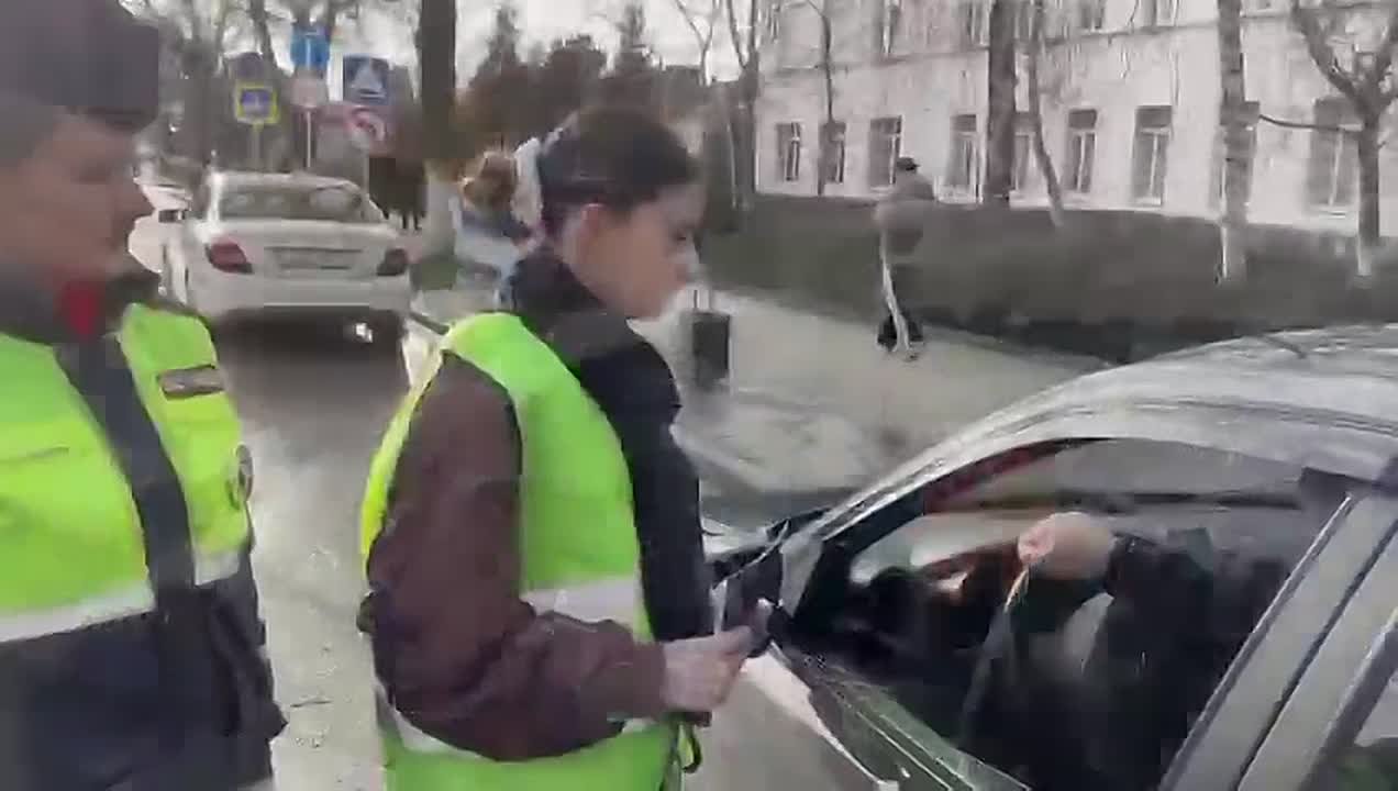 В преддверии Дня защитника Отечества сотрудники Госавтоинспекции по Моздокскому району совместно с ребятами из отряда ЮИД МБОУ СОШ 1 г. Моздока решили поздравить всех водителей-мужчин с наступающим праздником