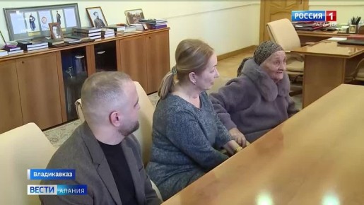 Таймураз Тускаев вручил Почетную грамоту парламента Замире Битаровой-Плиевой, которая с начала СВО помогает фронту