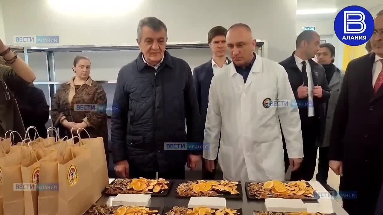 Сергей Меняйло приехал оценить работу фабрики-кухни по производству продуктов питания для участников СВО, которая открылась на базе СОГУ