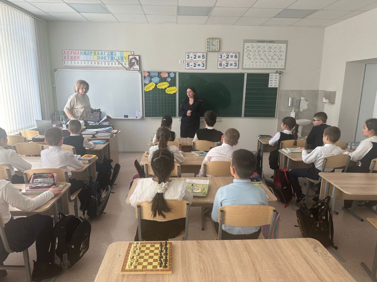 Сотрудники Госавтоинспекции Алагирского района провели разговоры о важном с учащимися СОШ №3 Сотрудники Госавтоинспекции Алагирского района провели разговоры о важном с учащимися СОШ №3