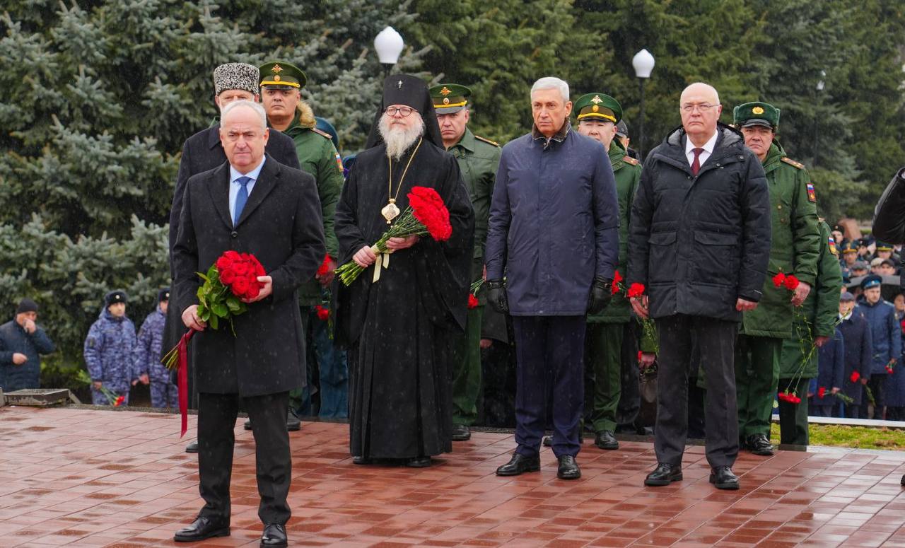 Глава РСО – Алания Сергей Меняйло возложил цветы на Мемориале Славы во Владикавказе в память о воинах, отдавших свои жизни за свободу и независимость страны Глава РСО – Алания Сергей Меняйло возложил цветы на Мемориале Славы во Владикавказе в память о воинах, отдавших свои жизни за свободу и независимость страны