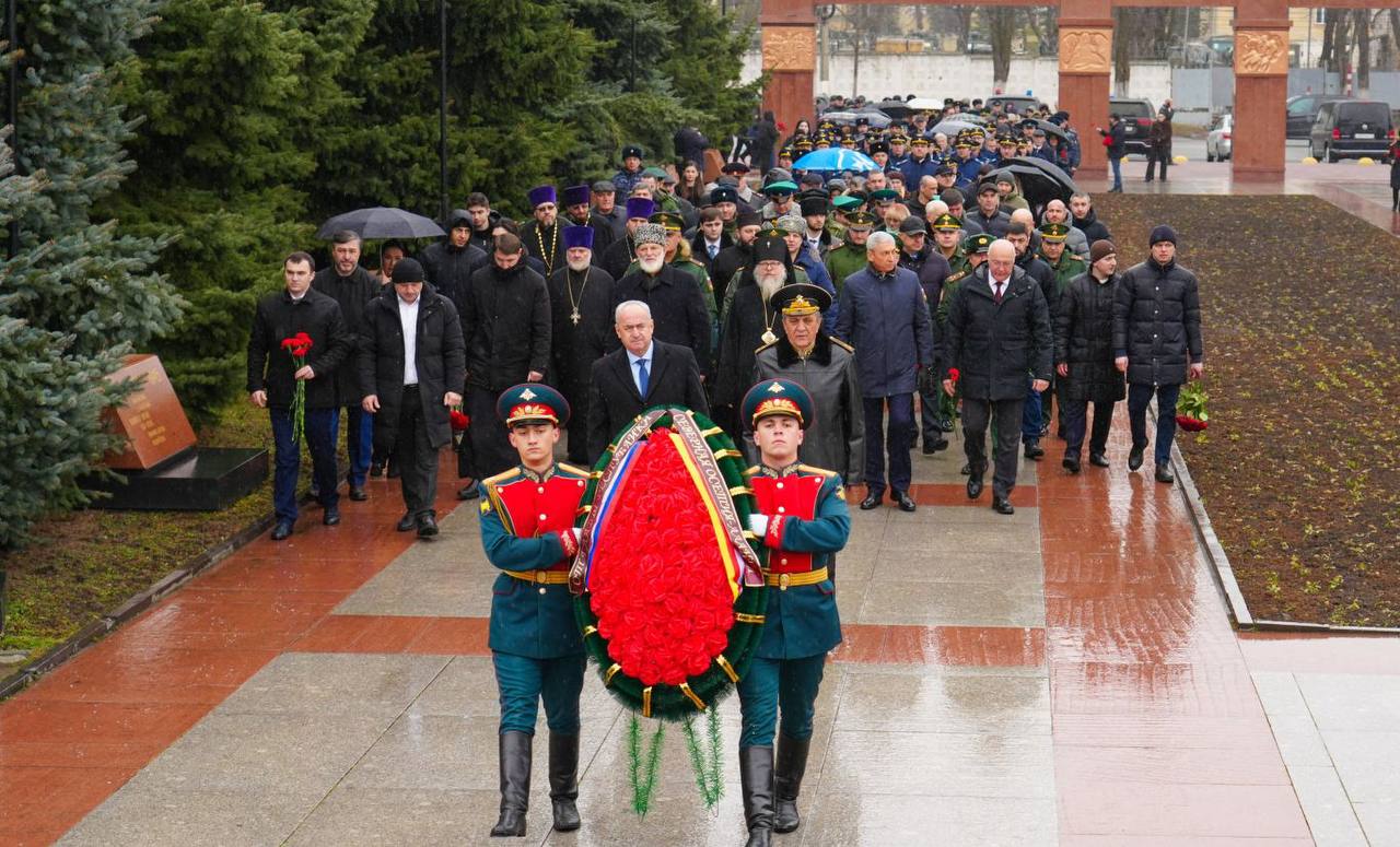 Глава РСО – Алания Сергей Меняйло возложил цветы на Мемориале Славы во Владикавказе в память о воинах, отдавших свои жизни за свободу и независимость страны