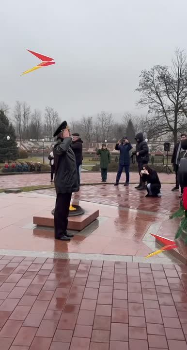 В эти минуты проходит возложение цветов к мемориалу славы