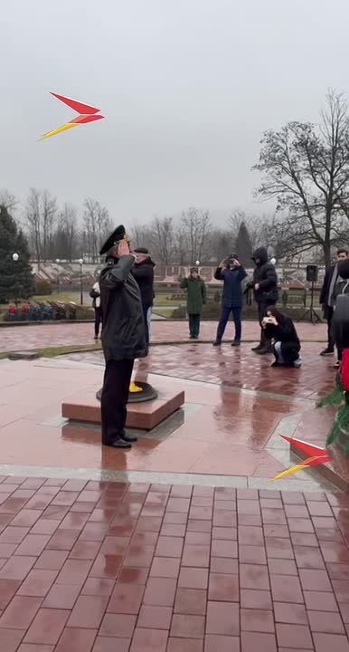 В эти минуты проходит возложение цветов к мемориалу славы