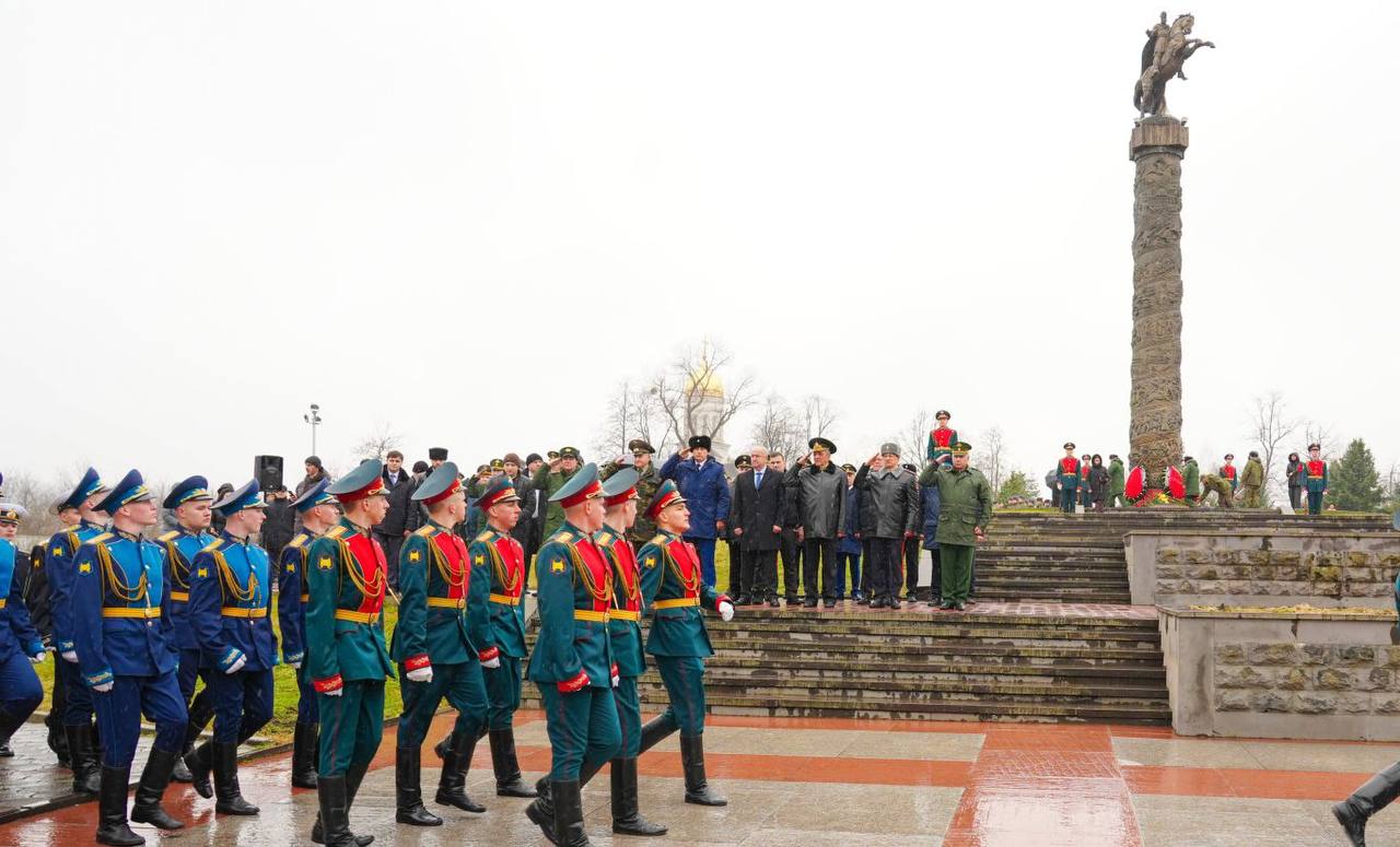 Глава РСО – Алания Сергей Меняйло возложил цветы на Мемориале Славы во Владикавказе в память о воинах, отдавших свои жизни за свободу и независимость страны Глава РСО – Алания Сергей Меняйло возложил цветы на Мемориале Славы во Владикавказе в память о воинах, отдавших свои жизни за свободу и независимость страны