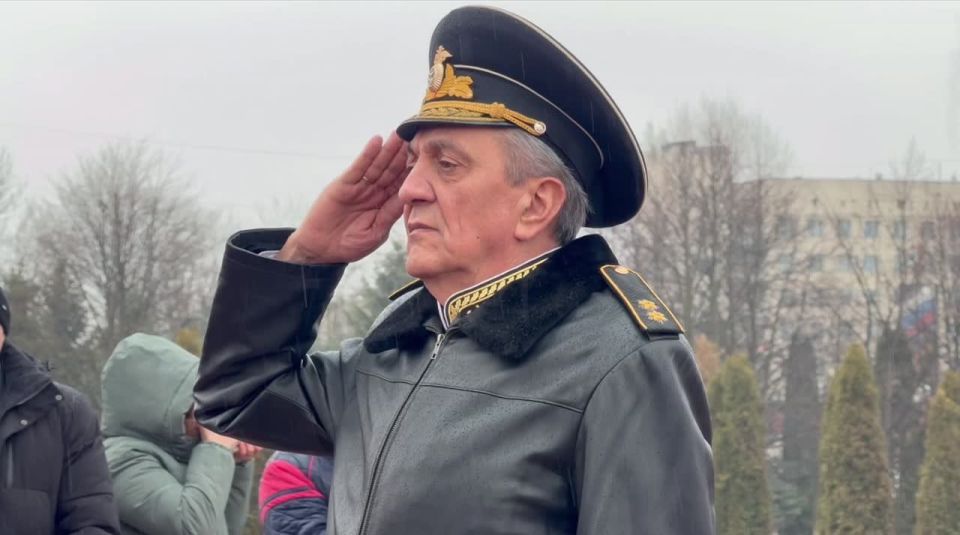 Сергей Меняйло: В День защитника Отечества вместе с военнослужащими, коллегами, представителями общественных и молодёжных организаций возложили цветы к Мемориалу Славы во Владикавказе