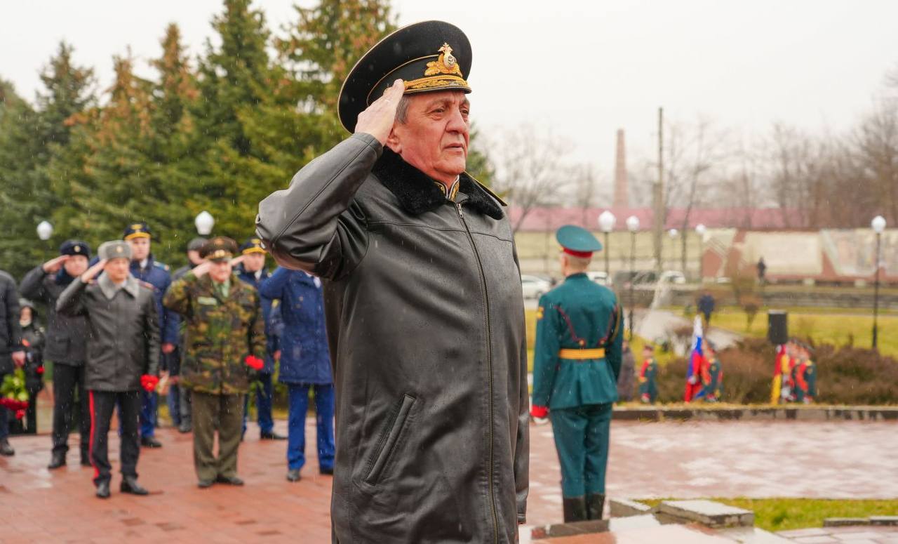 Глава РСО – Алания Сергей Меняйло возложил цветы на Мемориале Славы во Владикавказе в память о воинах, отдавших свои жизни за свободу и независимость страны Глава РСО – Алания Сергей Меняйло возложил цветы на Мемориале Славы во Владикавказе в память о воинах, отдавших свои жизни за свободу и независимость страны