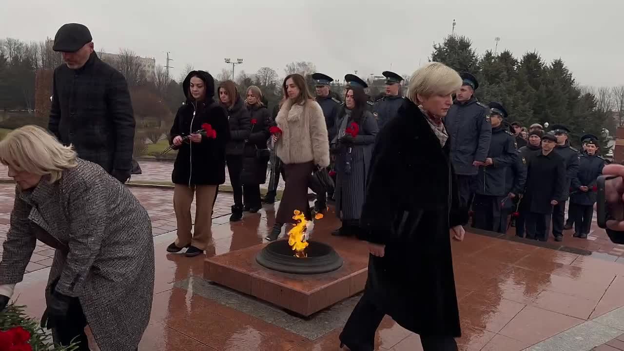 В День защитника Отечества сотрудники Избирательной комиссии РСО — Алания во главе с Председателем комиссии Жанной Моргоевой приняли участие в церемонии возложения цветов к Мемориалу Славы во Владикавказе