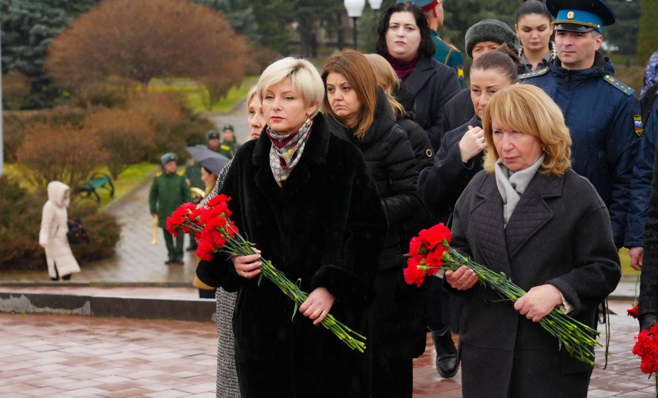 Глава РСО – Алания Сергей Меняйло возложил цветы на Мемориале Славы во Владикавказе в память о воинах, отдавших свои жизни за свободу и независимость страны Глава РСО – Алания Сергей Меняйло возложил цветы на Мемориале Славы во Владикавказе в память о воинах, отдавших свои жизни за свободу и независимость страны