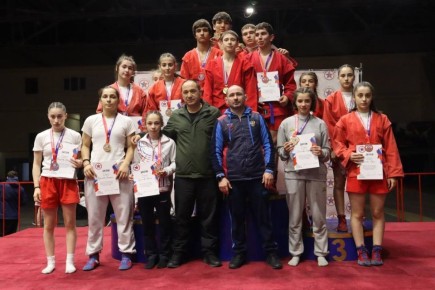 Сборная команда Северной Осетии по самбо завоевала 12 золотых, 10 серебряных и 11 бронзовых медалей на Первенстве СКФО