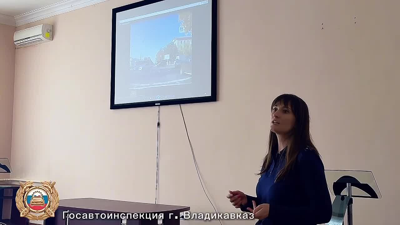 Сотрудники столичной Госавтоинспекции провели лекцию в Северо-Осетинском педагогическом колледже, посвященную вопросам безопасности на дороге