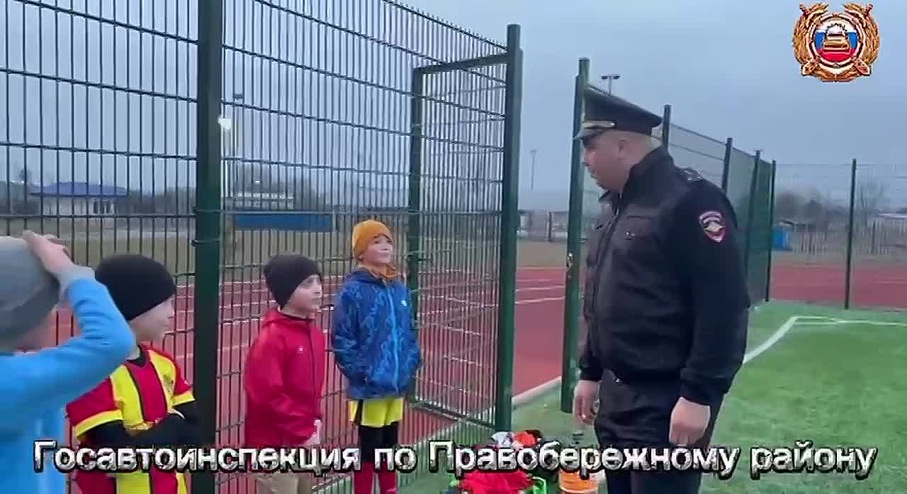 Сотрудники Госавтоинспекции Правобережного района побеседовали с юными футболистами на тему профилактики правонарушений среди несовершеннолетних на базе стадиона школы №9 г.Беслан