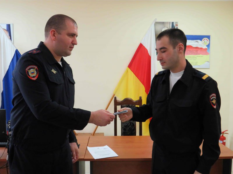 В отделе полиции №2 УМВД Владикавказа состоялось торжественное вручение первых офицерских погон сотрудникам В отделе полиции №2 УМВД Владикавказа состоялось торжественное вручение первых офицерских погон сотрудникам