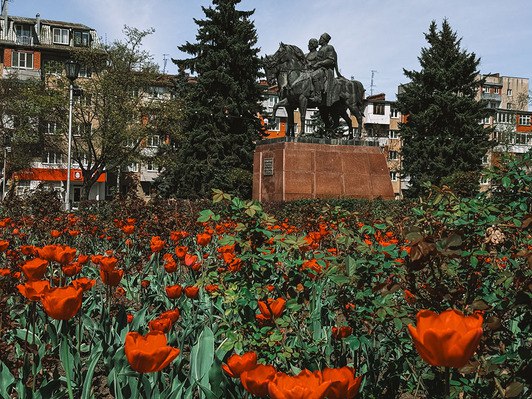Город готовится к весне. В этом сезоне город украсят почти миллионом цветов Зима постепенно сдает свои позиции, и хотя погода еще переменчива, столица республики уже начинает готовиться к весеннему сезону