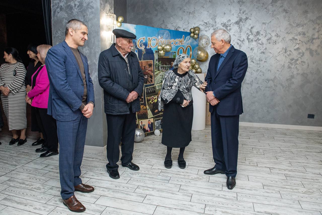 Старейший почтальон России Екатерина Дзалаева отмечает 90-летний юбилей Старейший почтальон России Екатерина Дзалаева отмечает 90-летний юбилей