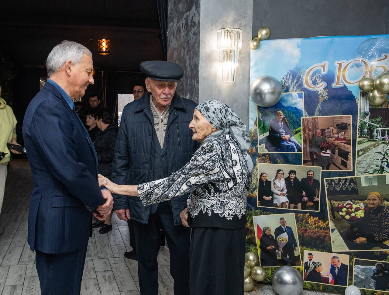 Старейший почтальон России Екатерина Дзалаева отмечает 90-летний юбилей Старейший почтальон России Екатерина Дзалаева отмечает 90-летний юбилей