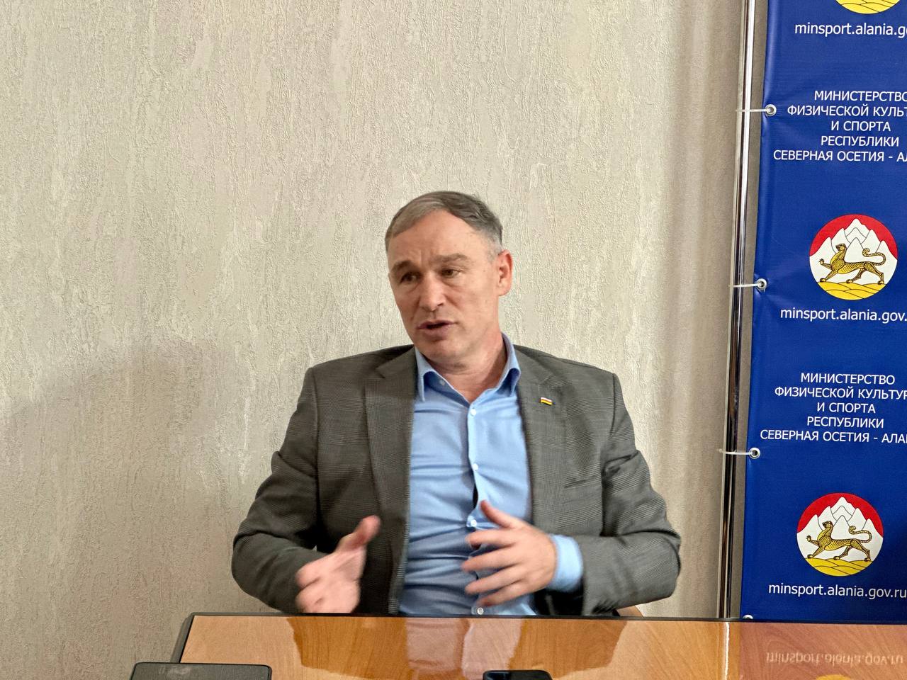 Министр физической культуры и спорта РСО-Алания Сослан Фраев провёл рабочую встречу с тренерским советом по спортивной борьбе, включающим старших наставников сборных команд различных возрастных категорий — от юношеских до... Министр физической культуры и спорта РСО-Алания Сослан Фраев провёл рабочую встречу с тренерским советом по спортивной борьбе, включающим старших наставников сборных команд различных возрастных категорий — от юношеских до...