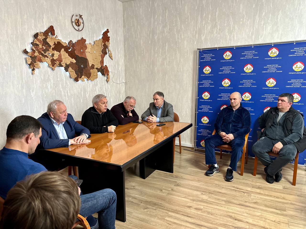 Министр физической культуры и спорта РСО-Алания Сослан Фраев провёл рабочую встречу с тренерским советом по спортивной борьбе, включающим старших наставников сборных команд различных возрастных категорий — от юношеских до... Министр физической культуры и спорта РСО-Алания Сослан Фраев провёл рабочую встречу с тренерским советом по спортивной борьбе, включающим старших наставников сборных команд различных возрастных категорий — от юношеских до...