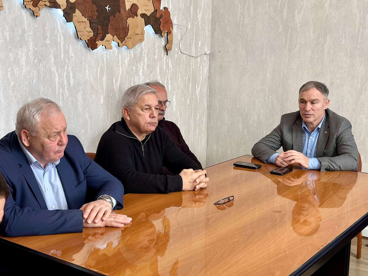 Министр физической культуры и спорта РСО-Алания Сослан Фраев провёл рабочую встречу с тренерским советом по спортивной борьбе, включающим старших наставников сборных команд различных возрастных категорий — от юношеских до... Министр физической культуры и спорта РСО-Алания Сослан Фраев провёл рабочую встречу с тренерским советом по спортивной борьбе, включающим старших наставников сборных команд различных возрастных категорий — от юношеских до...