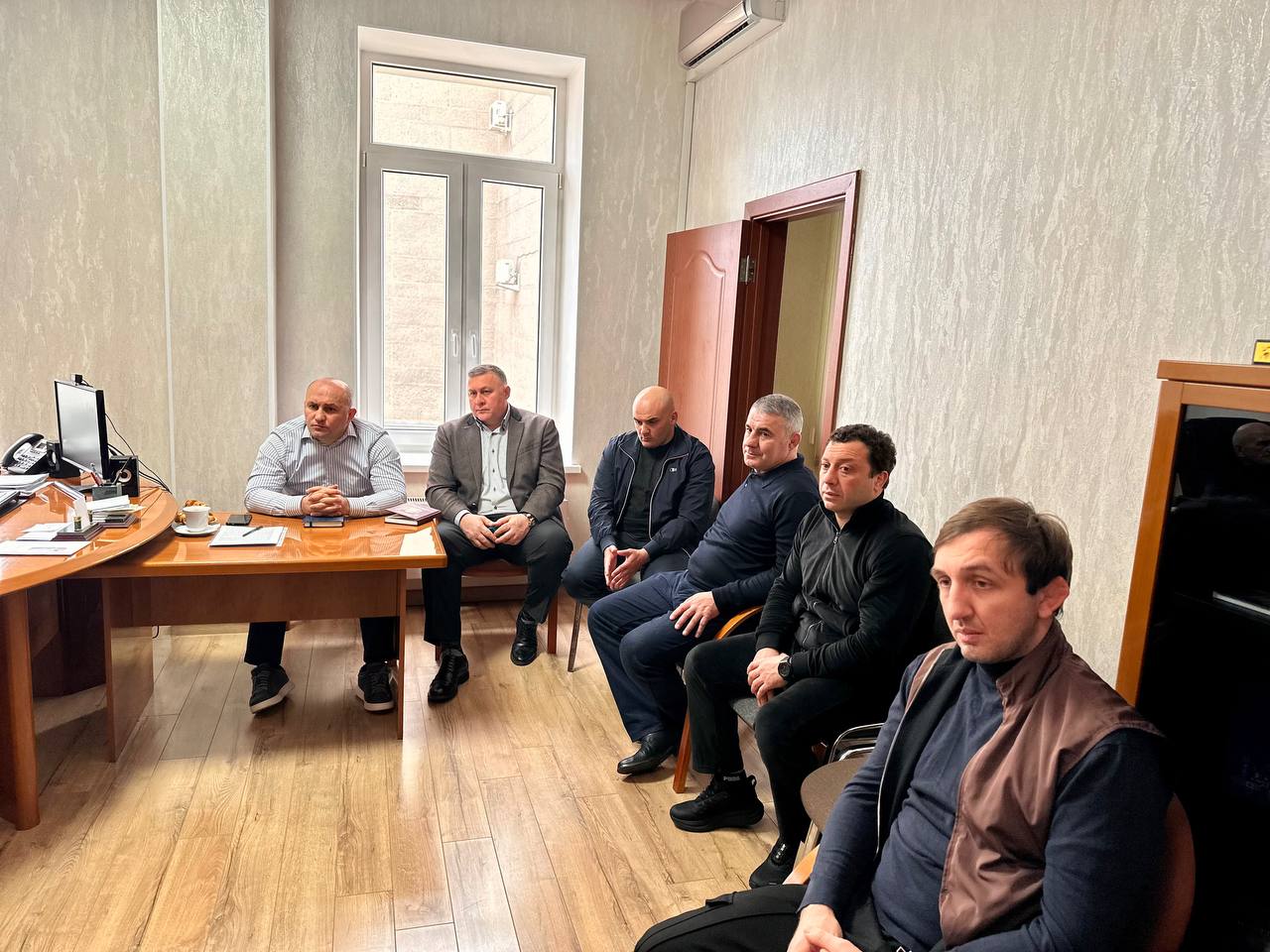 Министр физической культуры и спорта РСО-Алания Сослан Фраев провёл рабочую встречу с тренерским советом по спортивной борьбе, включающим старших наставников сборных команд различных возрастных категорий — от юношеских до... Министр физической культуры и спорта РСО-Алания Сослан Фраев провёл рабочую встречу с тренерским советом по спортивной борьбе, включающим старших наставников сборных команд различных возрастных категорий — от юношеских до...