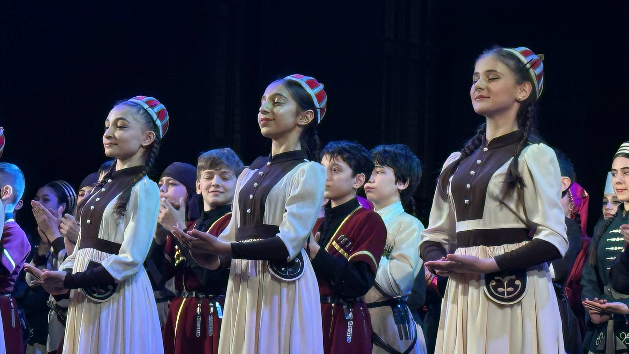 На сцене Дворца молодежи РСО-Алания состоялся совместный концерт образцового ансамбля «Театр адыгского танца «Черкес» и образцового ансамбля народного танца «Фидан» На сцене Дворца молодежи РСО-Алания состоялся совместный концерт образцового ансамбля «Театр адыгского танца «Черкес» и образцового ансамбля народного танца «Фидан»