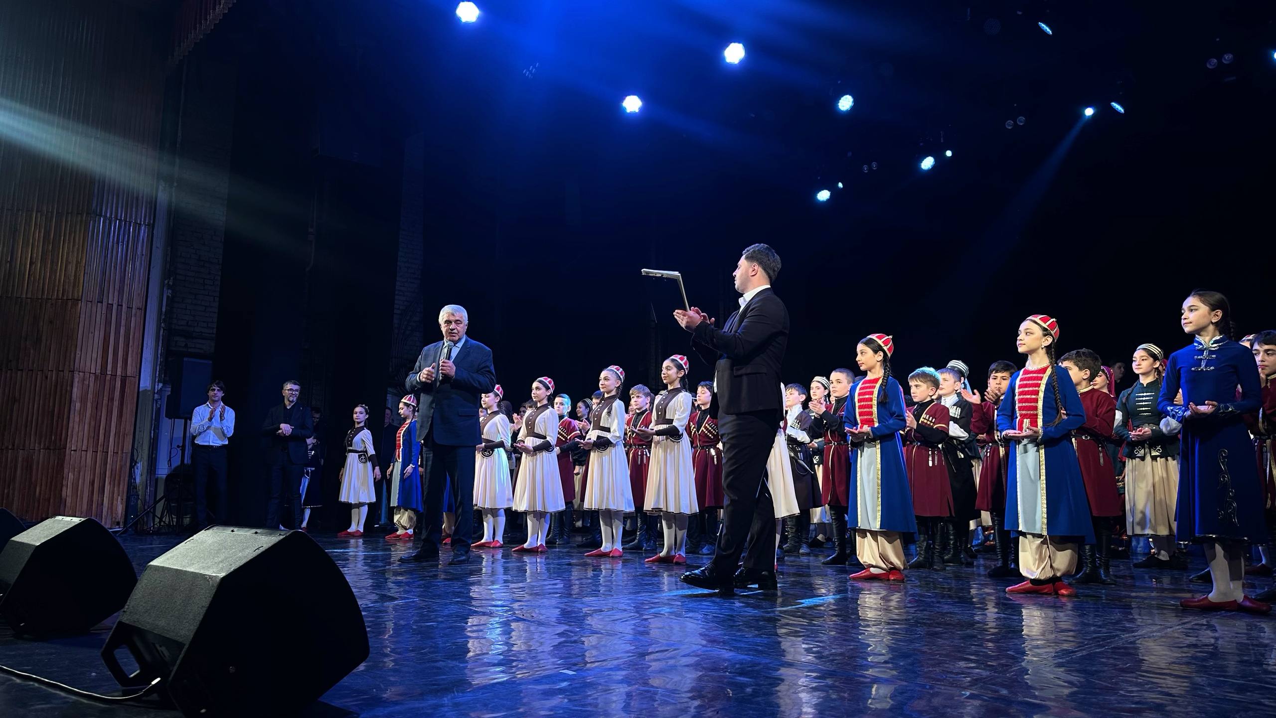 На сцене Дворца молодежи РСО-Алания состоялся совместный концерт образцового ансамбля «Театр адыгского танца «Черкес» и образцового ансамбля народного танца «Фидан»