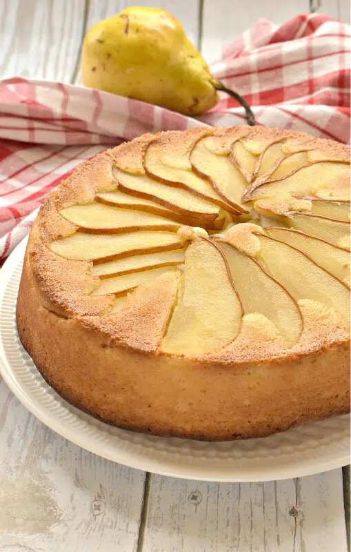 Нежная грушевая шарлотка: идеальный десерт для любого случая