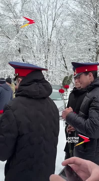К бюсту генерала В.Ф.Маргелова были возложены цветы в знак памяти и уважения
