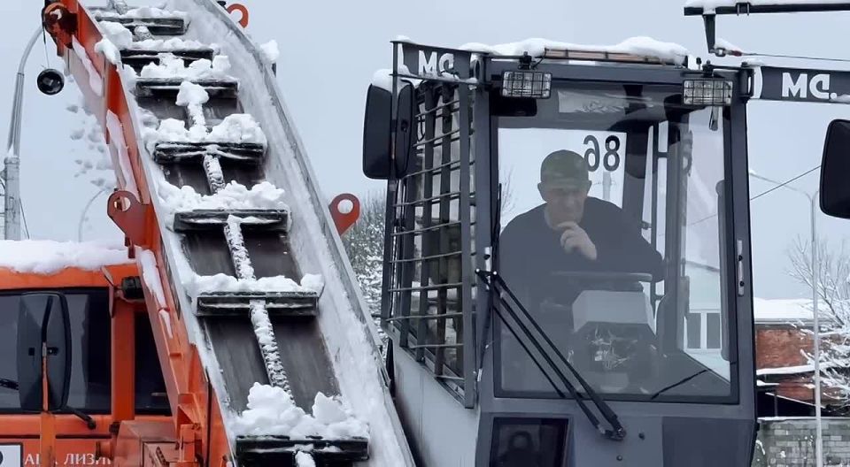 Лаповые снегопогрузчики и самосвалы задействовали в расчистке улиц Владикавказа