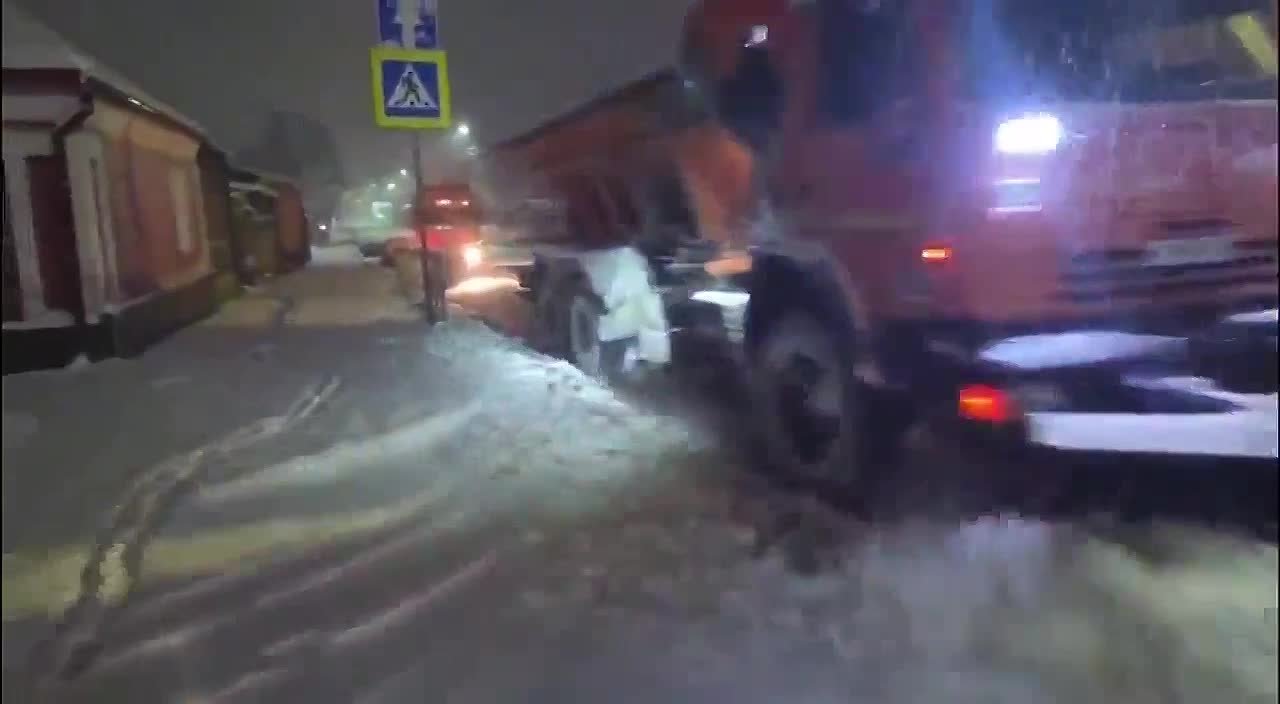 Еще одну ночь провели коммунальные службы на расчистке улиц Владикавказа от снега