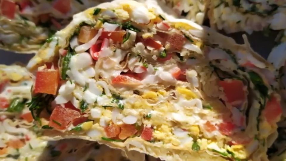 Необычный рулет из лаваша с крабовыми палочками для истинных гурманов