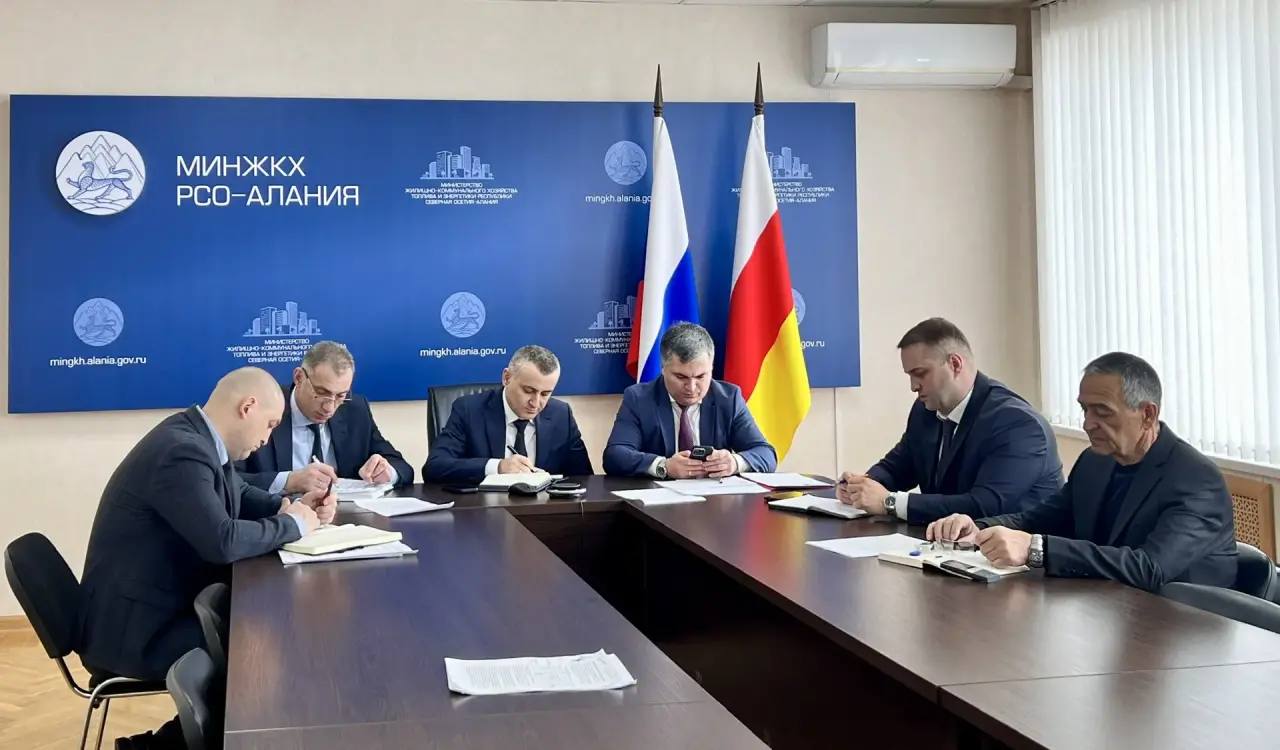 На еженедельном аппаратном совещании министр ЖКХ, топлива и энергетики Тимур Караев представил оперативную сводку об отключениях на объектах ЖКХ и о текущей деятельности