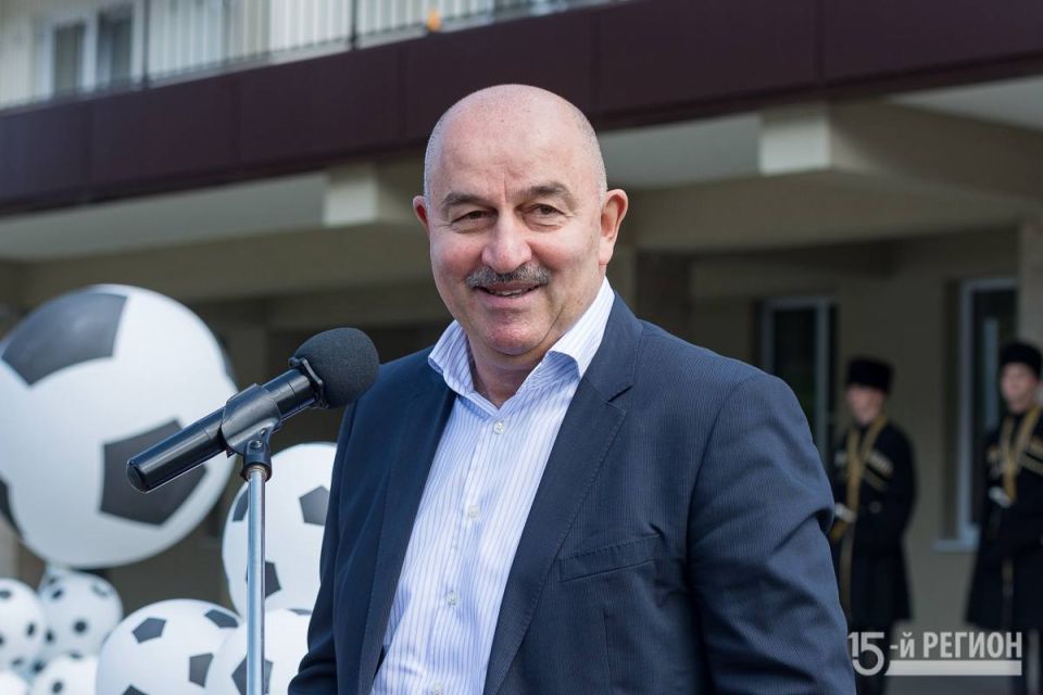 Главный тренер грозненского футбольного клуба «Ахмат» Станислав Черчесов подарил голкиперу московского ЦСКА Игорю Акинфееву свою именную футболку в сборной России с автографом