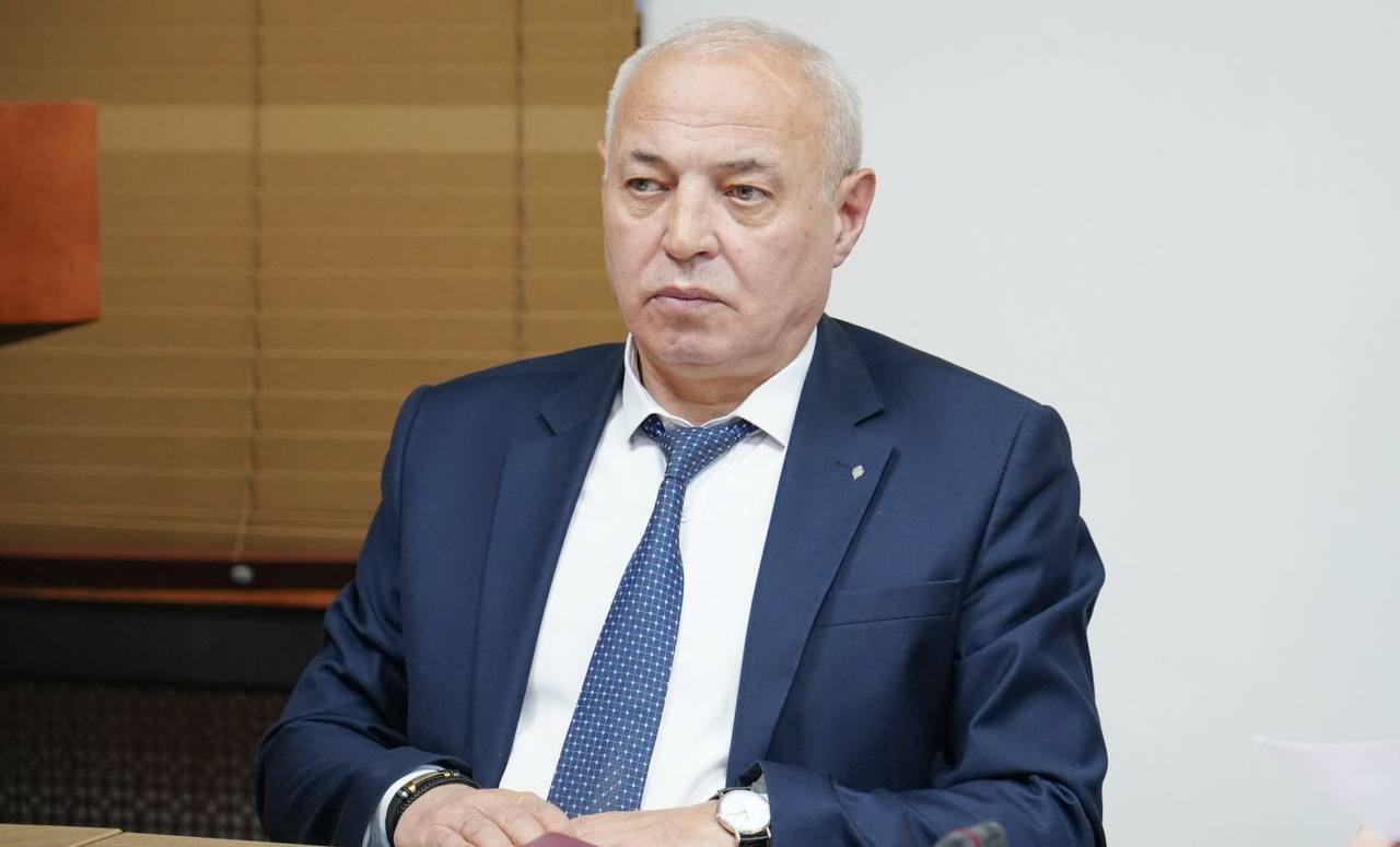 Председатель Правительства РСО – Алания Борис Джанаев провел совещание с руководителями органов исполнительной власти, на котором рассматривались первоочередные задачи социально-экономического развития республики Председатель Правительства РСО – Алания Борис Джанаев провел совещание с руководителями органов исполнительной власти, на котором рассматривались первоочередные задачи социально-экономического развития республики