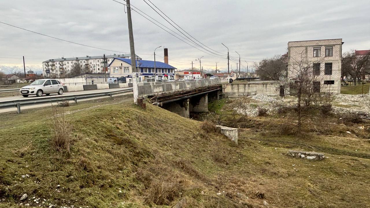 По поручению Сергея Меняйло в Ардонском районе очищены мосты и прилегающие территории По поручению Сергея Меняйло в Ардонском районе очищены мосты и прилегающие территории
