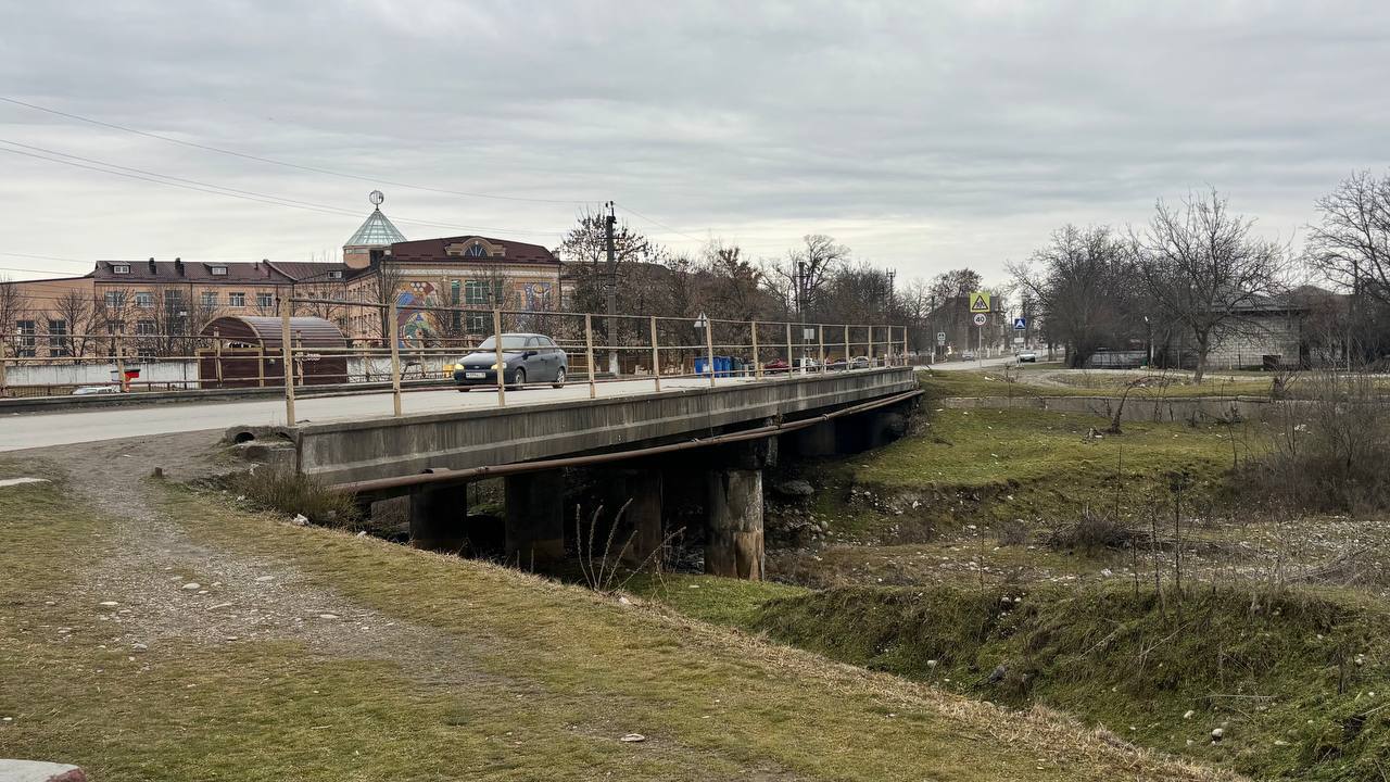 По поручению Сергея Меняйло в Ардонском районе очищены мосты и прилегающие территории По поручению Сергея Меняйло в Ардонском районе очищены мосты и прилегающие территории