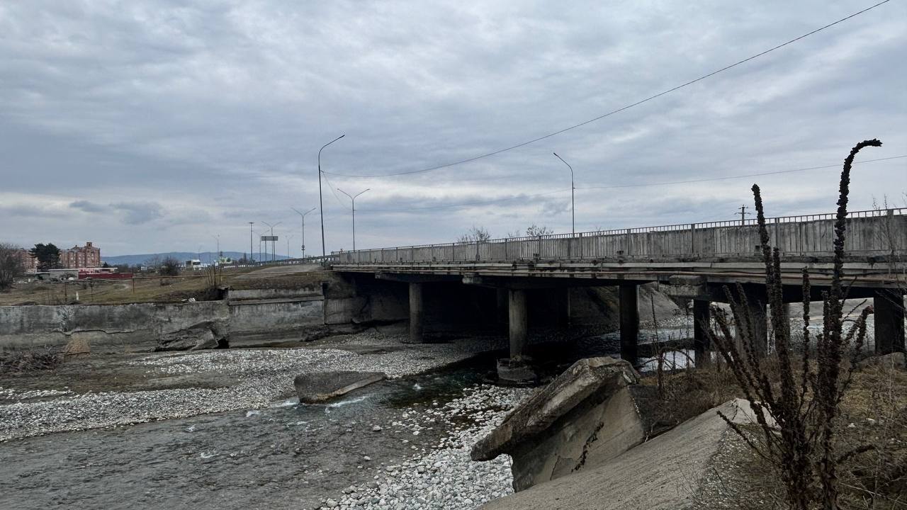 По поручению Сергея Меняйло в Ардонском районе очищены мосты и прилегающие территории