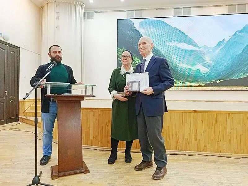 ИЗ СВЕЖЕГО НОМЕРА. . Мастера пера и лиры Встречая Международный день писателя и долгожданную весну, в Большом зале Национальной научной библиотеки Северной Осетии собрались члены Северо-Осетинской региональной организации...