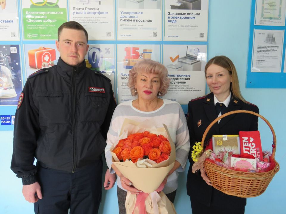 «8 Марта – в каждый дом». Во Владикавказе в преддверии Международного женского дня полицейские навестили семьи погибших коллег в ходе акции «8 Марта – в каждый дом»