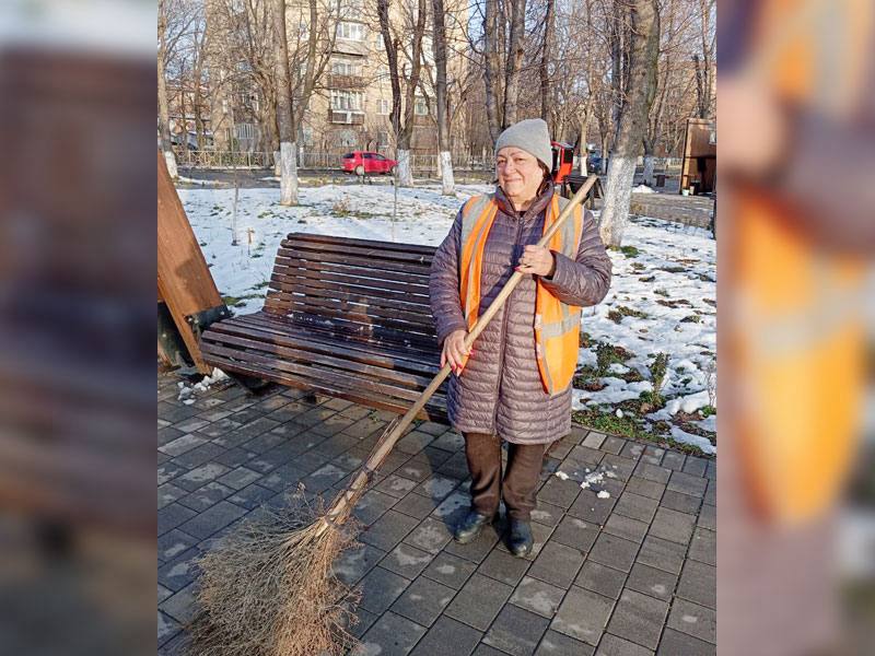 ИЗ СВЕЖЕГО НОМЕРА. Вместе с рассветом Пока мы спим и видим сны, уборщики территорий, так теперь называются дворники, кстати, красивое и понятное, на мой взгляд, слово, приводят улицы и дороги в порядок