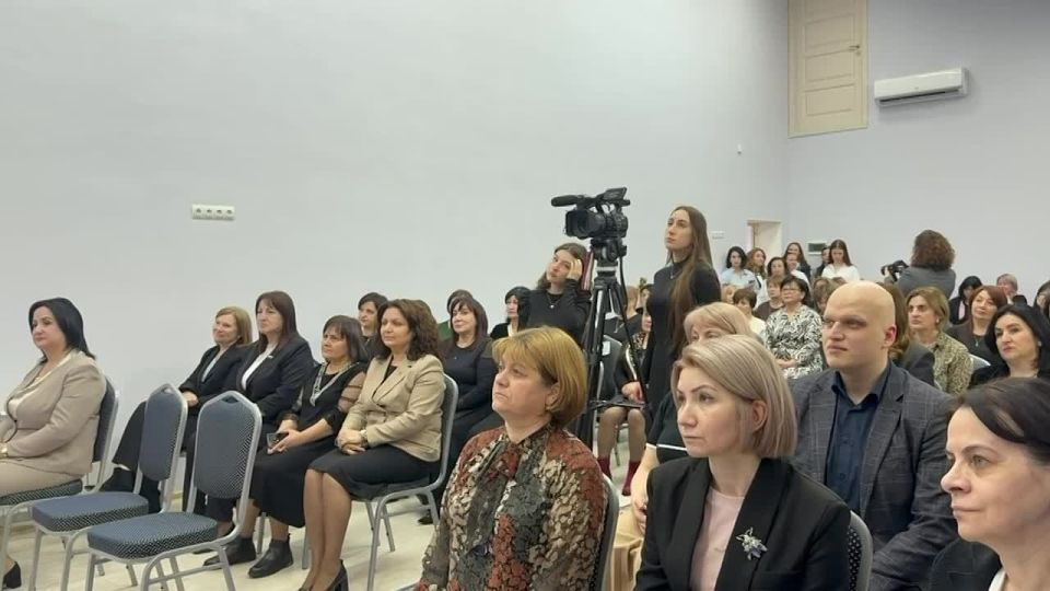 Сергей Меняйло вручил гранты главы республики руководителям детских садов