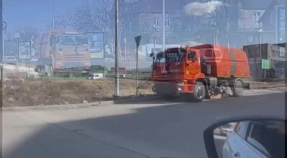 Дороги Владикавказа начали очищать от скопившейся за зиму пыли и остатков пескосоляной смеси