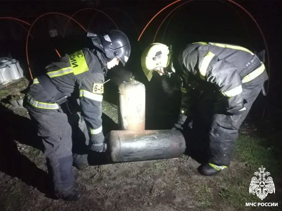 Пожарные вынесли два газовых баллона из горящего дома в Беслане