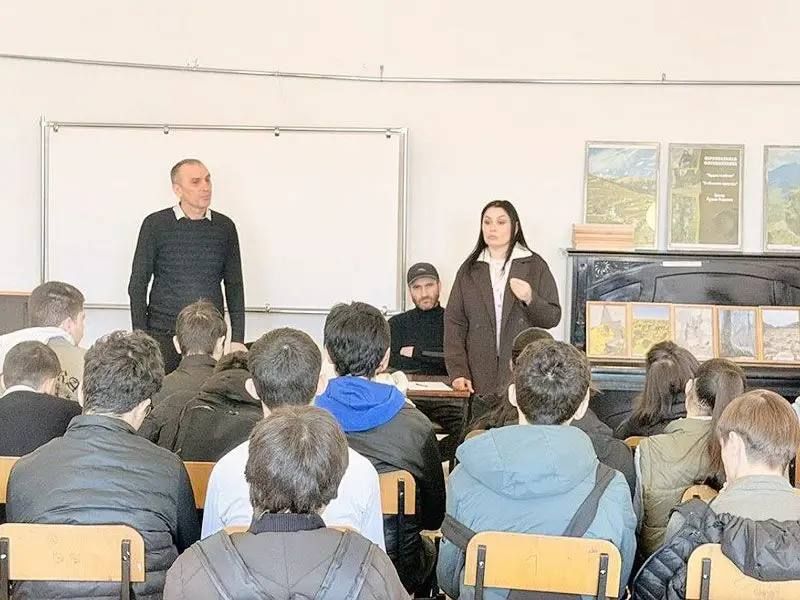 ИЗ СВЕЖЕГО НОМЕРА. . Центр культурных инициатив В Историко-мемориальном доме-музее имени Г.А. Цаголова в Дигоре прошло важное мероприятие, целью которого было привлечение внимания молодежи к актуальным вопросам здоровья и...