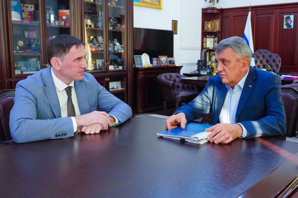 Провёл рабочую встречу с управляющим банка ВТБ в СКФО Александром Дыренко