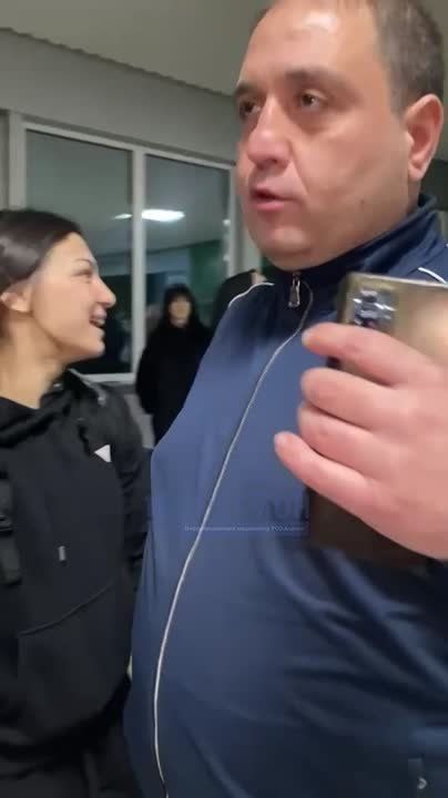 Родные и близкие встречают нашу чемпионку Амину Танделову после победы на первенстве Европы!