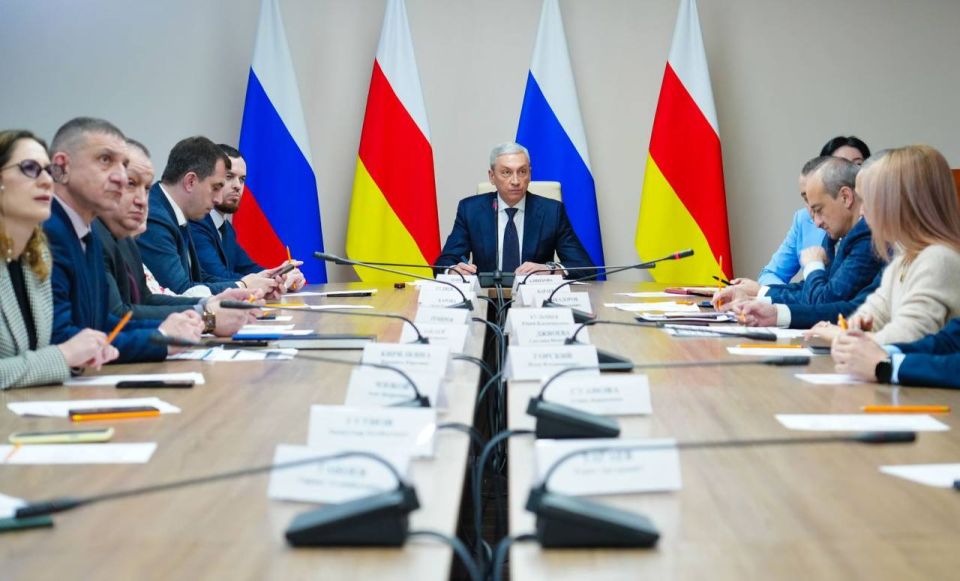 Председатель Правительства РСО-Алания Борис Джанаев провел совещание, посвященное вопросам внедрения безналичной оплаты на территории республики